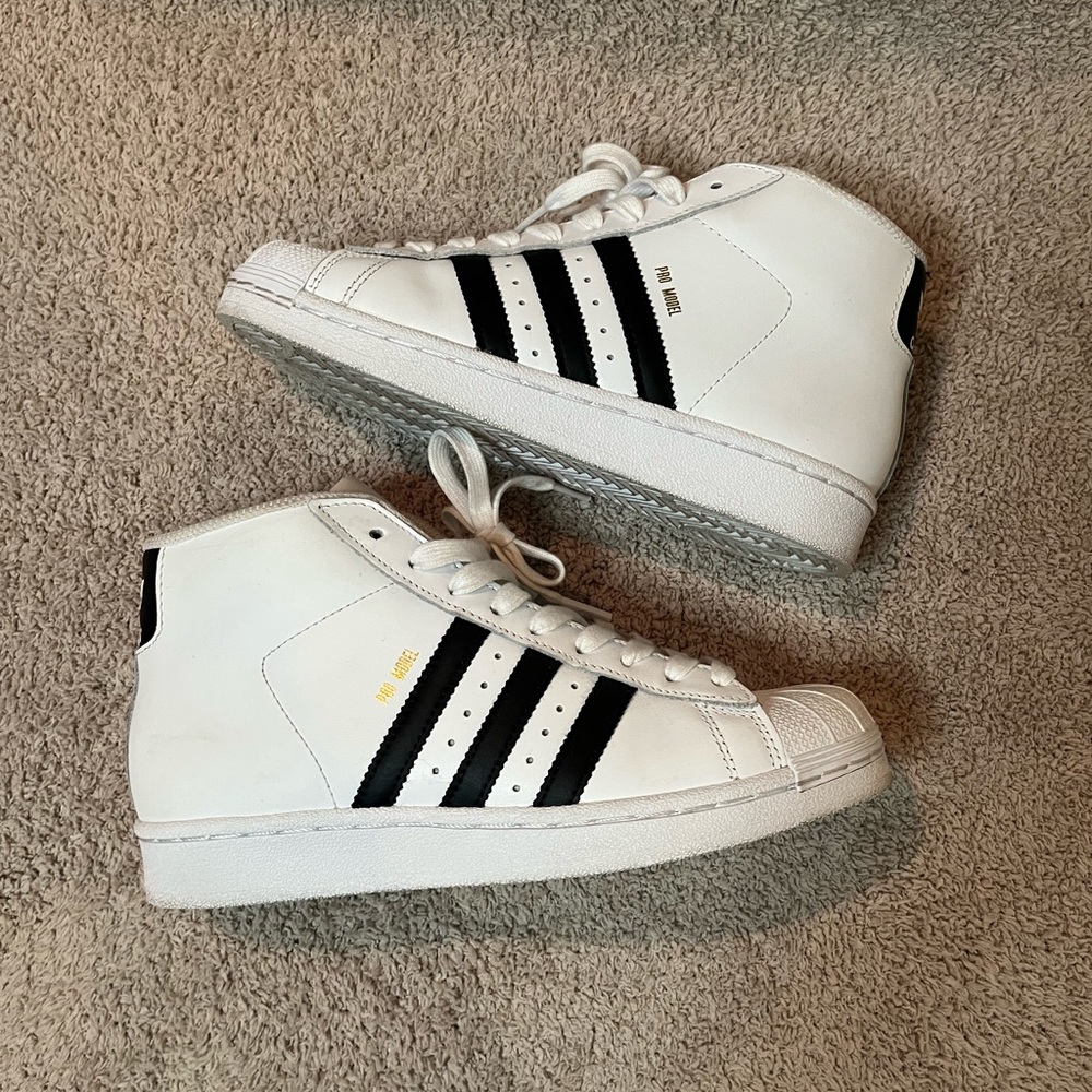 Women’s Addidas Sneakers.